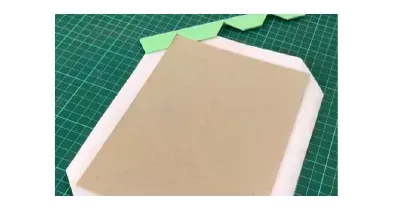 Portada de agenda forrada sobre plancha de corte