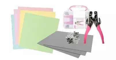 Papeles de colores, perforadora y materiales para agendas