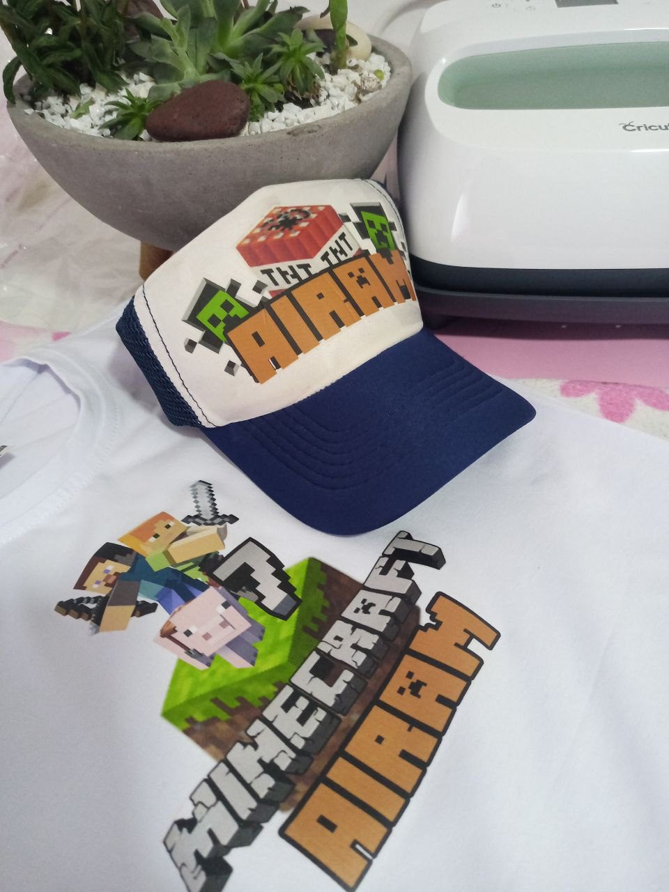 Remera y gorra personalizadas