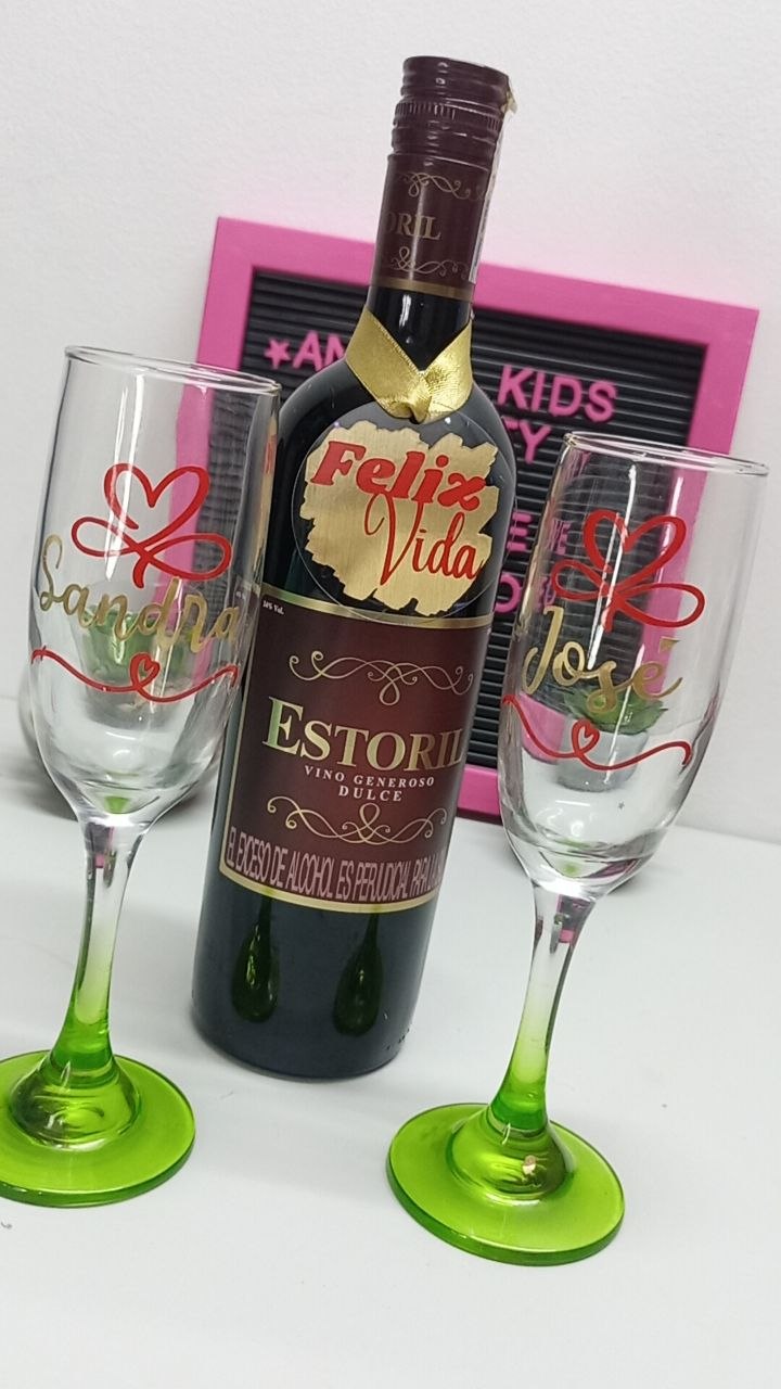 Copas y botella personalizadas