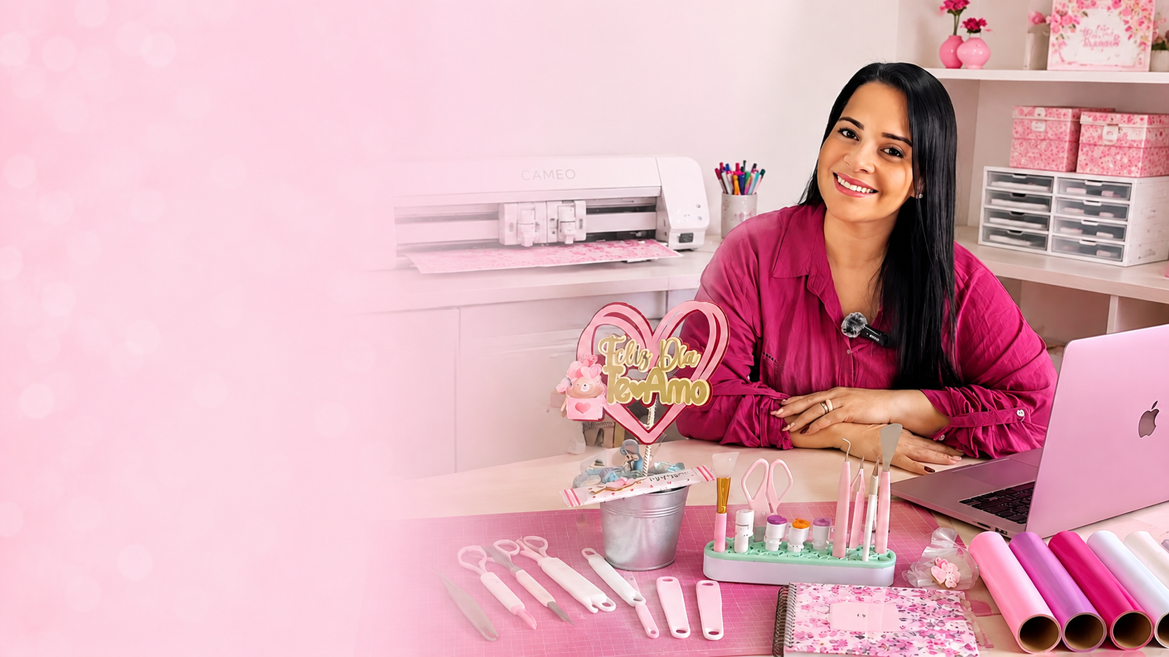 Andrea Marcano junto a su Silhouette Cameo y proyectos de papelería creativa