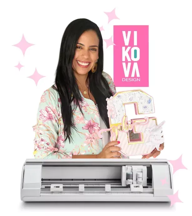Vickie González, creadora de vikova Design, con su plotter Silhouette Cameo