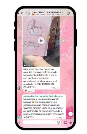 Alumna muestra su agenda hecha a mano con perforadora