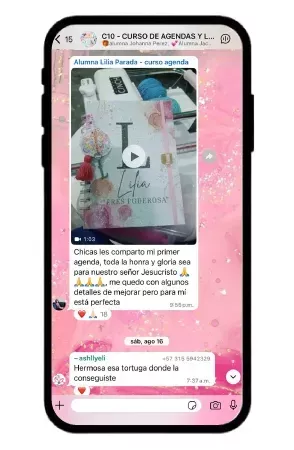Alumna Lilia muestra su agenda personalizada terminada